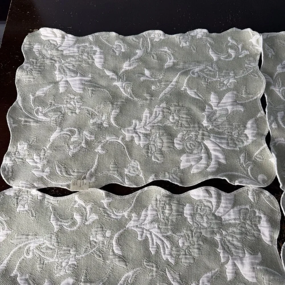 Colchas Domingos Placemats Set of 4 Sage Green White Matelasse Jacquard Scallop